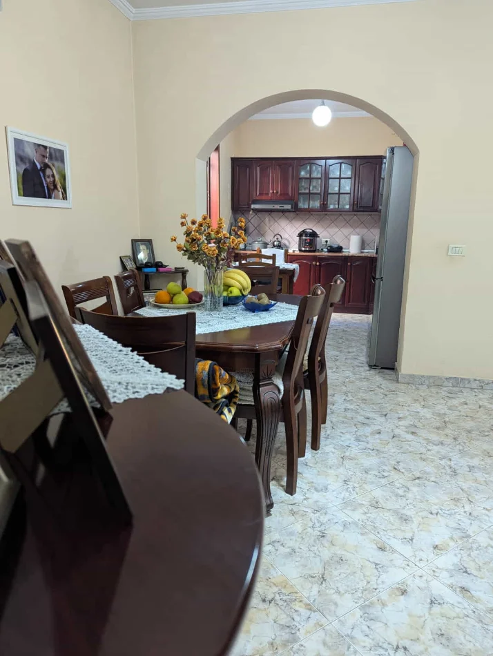 Tirane, jepet me qera apartament 5+1+Ballkon Kati 3, 260 m² 520.000 € (Rruga Albanopoli)