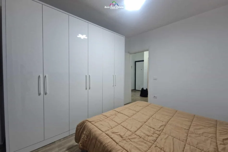 Tirane, jepet me qera apartament 1+1+Ballkon Kati 4, 70 m² 550 € (golden park)