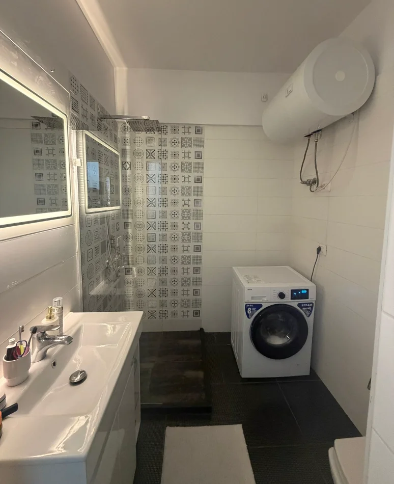 Tirane, jepet me qera apartament 2+1 , 90 m² 1.100 € 