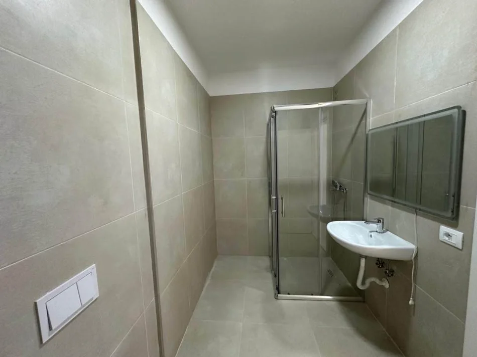 Tirane, jepet me qera apartament 2+1 , 98 m² 500 € (Univers City)