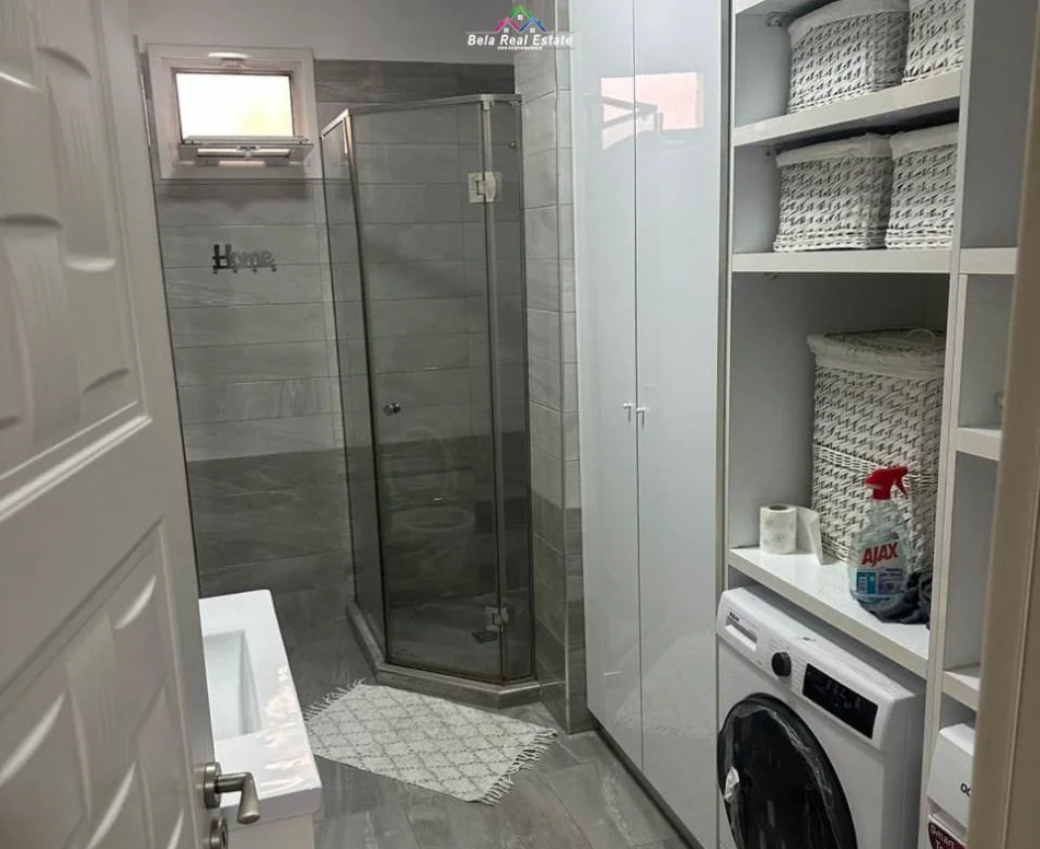 Tirane, jepet me qera apartament 1+1 Kati 4, 87 m² 700 € (Liqeni i thate)