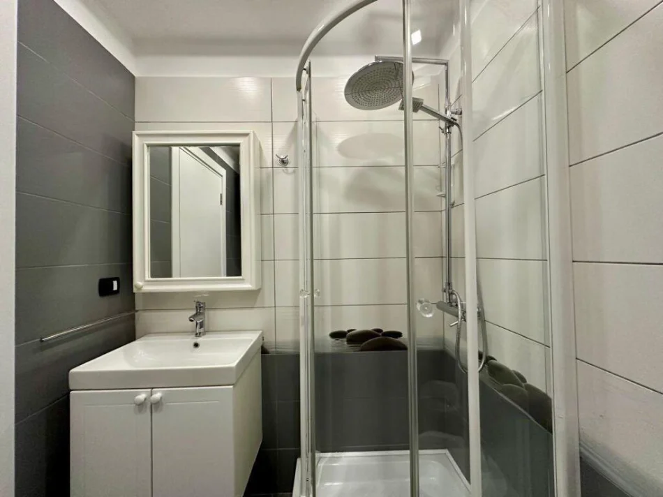 Tirane, jepet me qera apartament 1+1 , 900 m² 900 € (Rruga e kavajes)