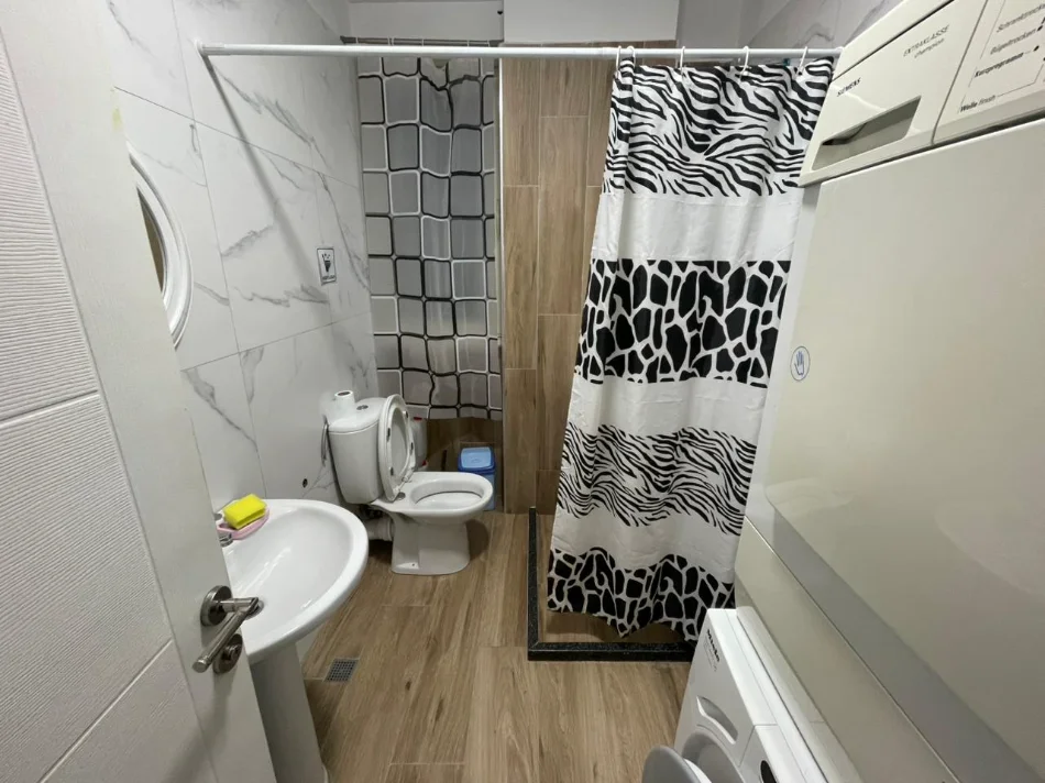 Tirane, jepet me qera apartament 3+1+Ballkon Kati 3, 100 m² 550 € (Kopshti Botanik)