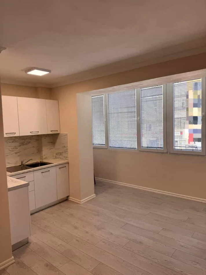 Tirane, jepet me qera zyre Kati 2, 70 m² 820 € (21 dhjetori)