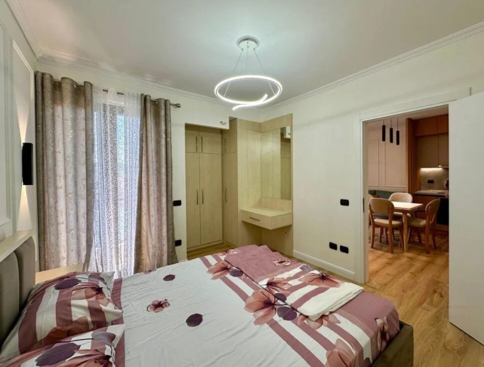 Tirane, jepet me qera apartament 1+1 , 80 m² 900 € 