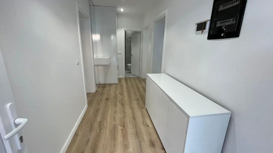 Tirane, jepet me qera Vile 1 Katshe Kati 1, 180 m² 800 € (RRUGA E KAVAJES)