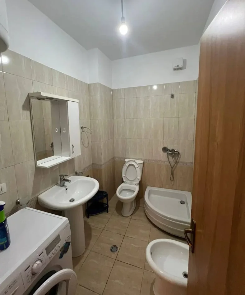 Tirane, jepet me qera apartament 1+1 , 80 m² 450 € 