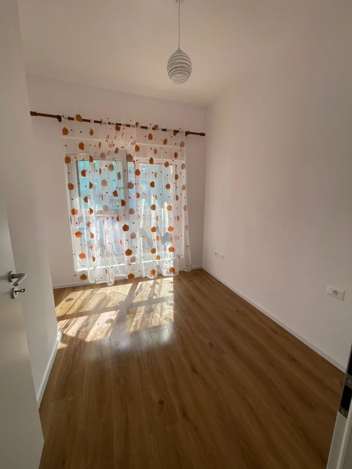 Tirane, jepet me qera apartament 2+1+Ballkon Kati 4, 70 m² 500 € (Ali Demi)
