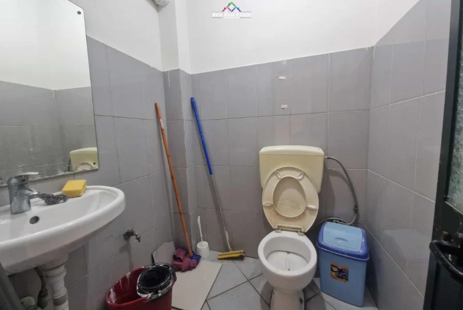 Tirane, jepet me qera dyqan Kati -1, 300 m² 2.500 € (Bulevardi Bajram curri)