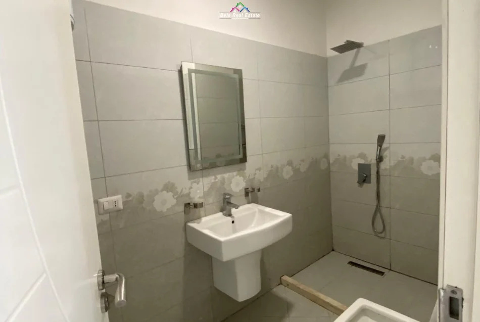 Tirane, jepet me qera apartament 1+1 Kati 2, 55 m² 420 € (Rruga 5 Maji)