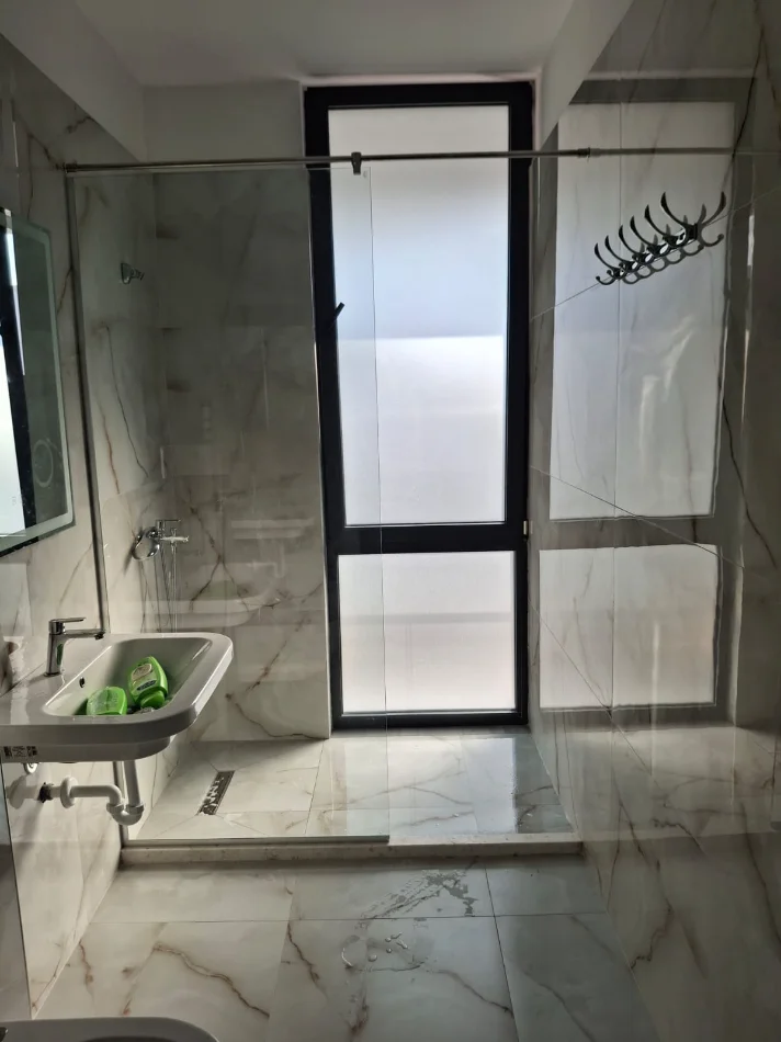 Tirane, jepet me qera apartament 2+1+Ballkon Kati 6, 82 m² 650 € (Porcelan /Rr.Xhanfize Keko)