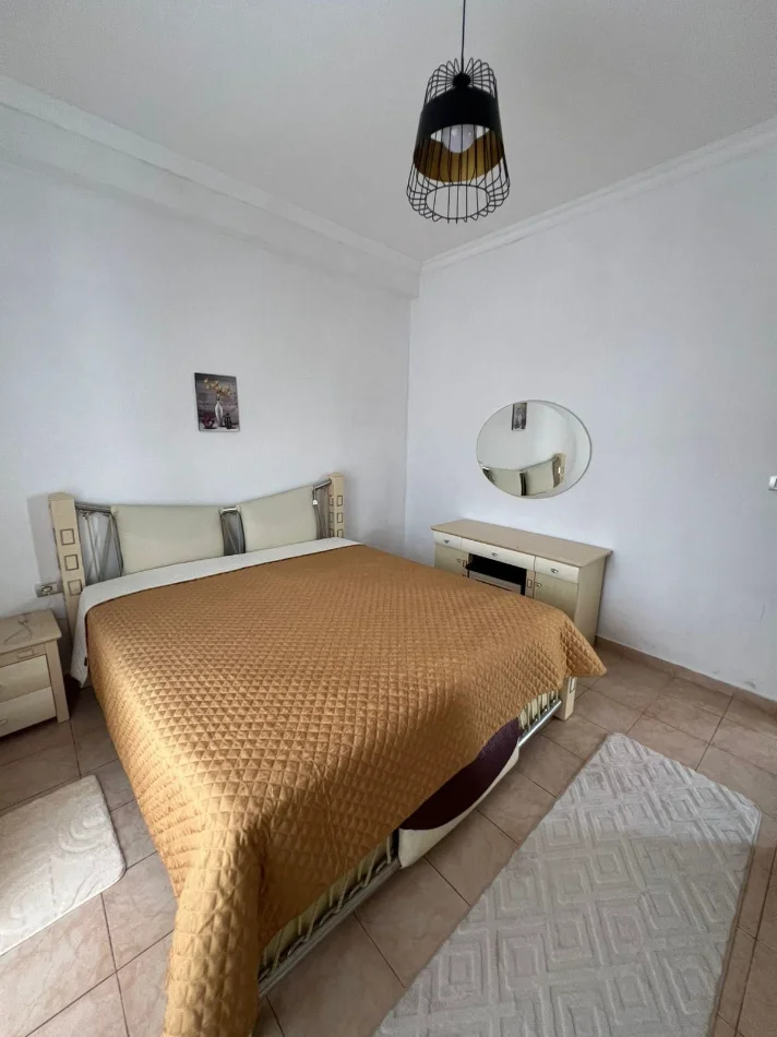 Tirane, jepet me qera apartament 1+1+Ballkon Kati 1, 80 m² 400 € (Rruga 5 Maji)