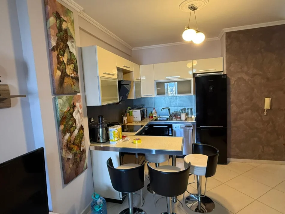 Tirane, jepet me qera apartament 1+1 Kati 4, 70 m² 500 € (Rruga Rrapo Hekali)