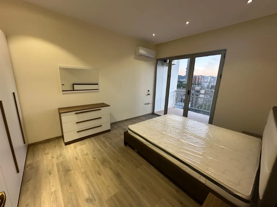 Tirane, jepet me qera apartament 3+1+Ballkon Kati 7, 155 m² 1.400 € (Shkolla e Mesme “Ismail Qemali”)