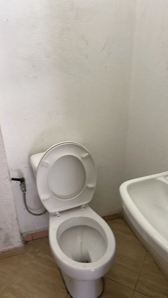 Tirane, jepet me qera dyqan Kati 0, 40 m² 320 € (Rruga Azem Galica)