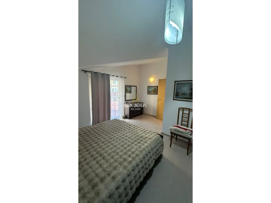 Tirane, jepet me qera apartament 3+1+Ballkon Kati 3, 145 m² 850 € (Komuna e Parisit)