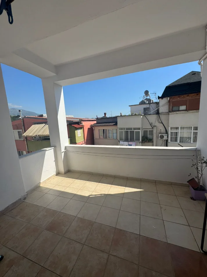 Tirane, jepet me qera apartament 2+1+Ballkon Kati 5, 80 m² 400 € (FRESKU)
