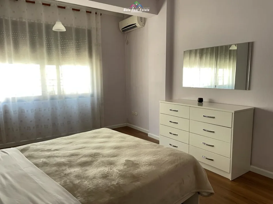 Tirane, jepet me qera apartament 1+1+Ballkon Kati 4, 75 m² 650 € (Qender)
