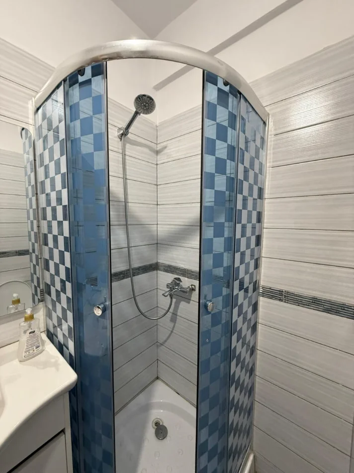 Tirane, jepet me qera apartament 1+1 , 66 m² 500 € (Liqeni i Thatë)