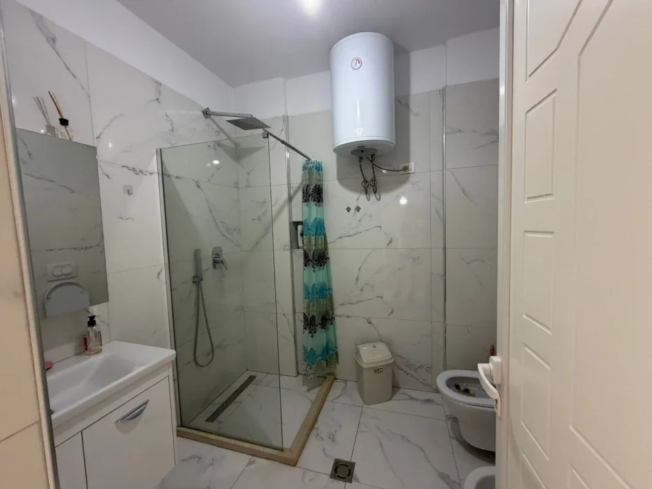 Tirane, jepet me qera apartament 2+1+Aneks+Ballkon Kati 4, 120 m² 50.000 leke (astir afer univers bar)