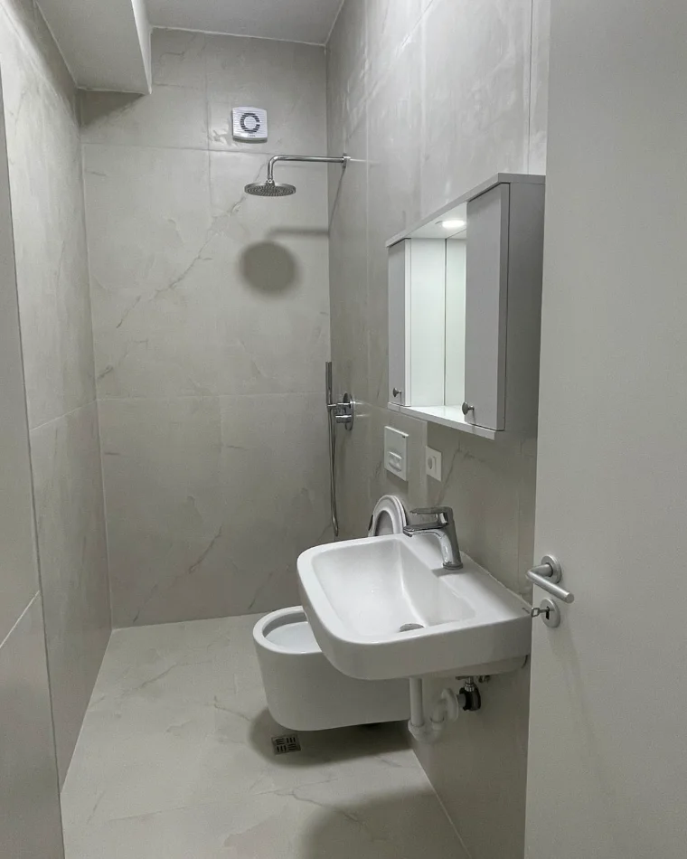 Tirane, jepet me qera apartament 1+1+Ballkon Kati 8, 55 m² 380 € (Ali Demi)