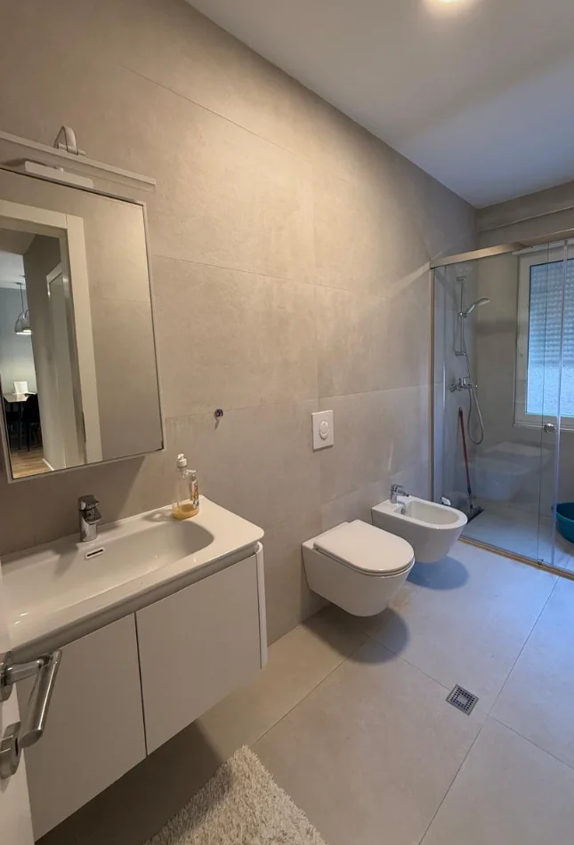 Tirane, jepet me qera apartament 1+1+Ballkon , 65 m² 650 € 