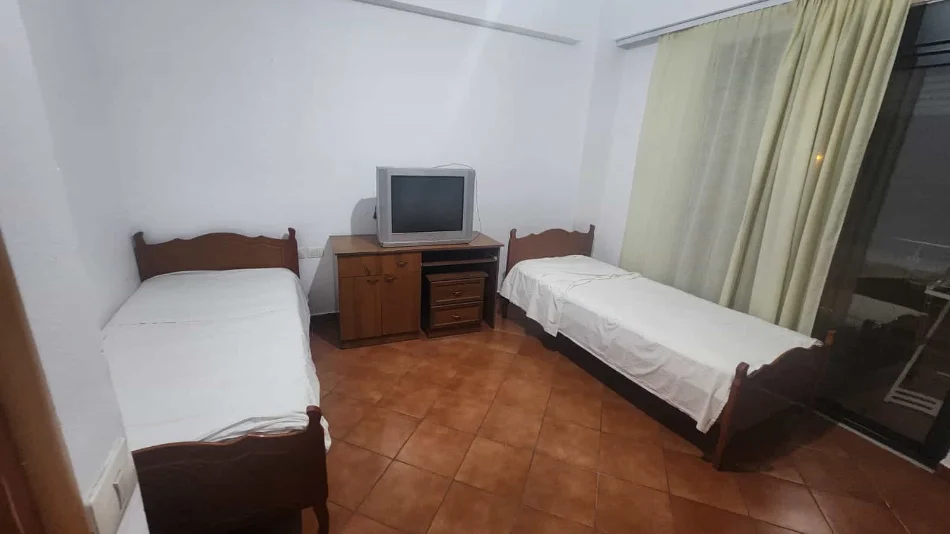Tirane, jepet me qera apartament 2+1 Kati 1, 97 m² 500 € (pallati me shigjeta)