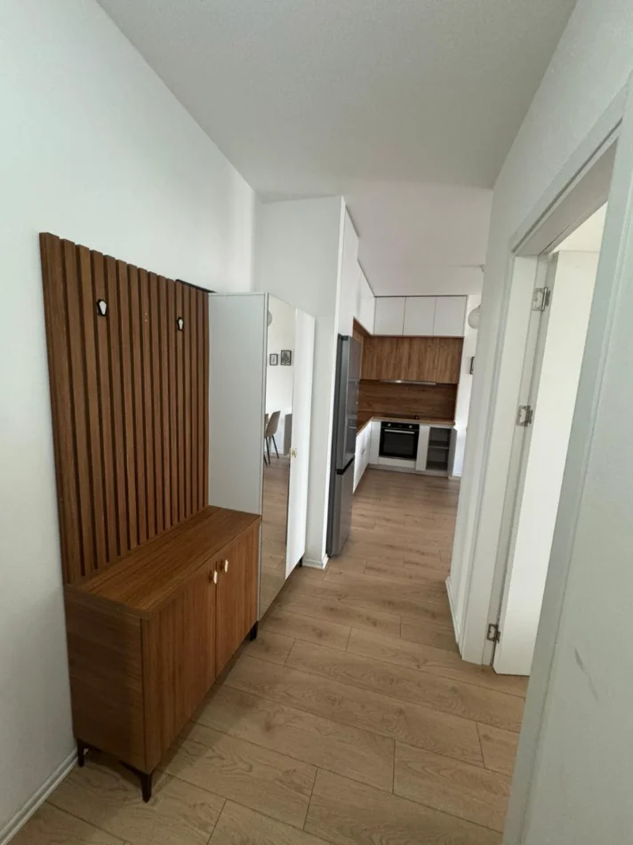 Tirane, jepet me qera apartament 1+1+Ballkon Kati 8, 95 m² 530 € (grand galeri)