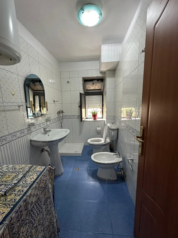 Tirane, jepet me qera apartament 1+1+Ballkon Kati 3, 60 m² 550 € (Rruga e Elbasanit/Ambasada Amerikane)