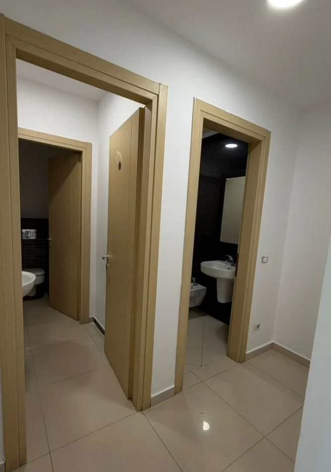 Tirane, jepet me qera ambjent biznesi , 180 m² 2.500 € 