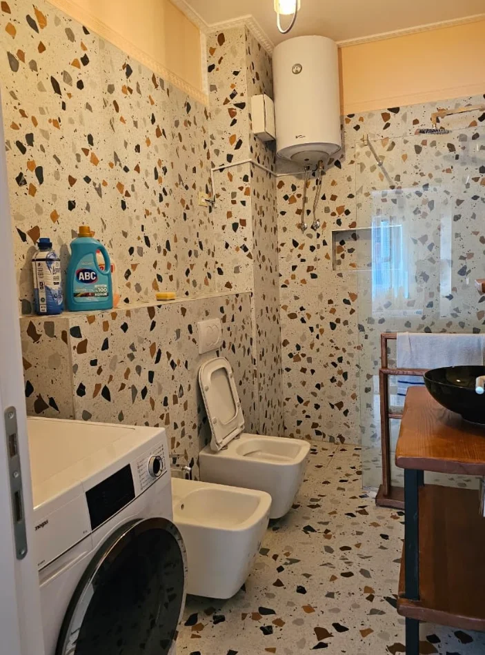 Tirane, jepet me qera apartament 2+1 , 125 m² 1.000 € 