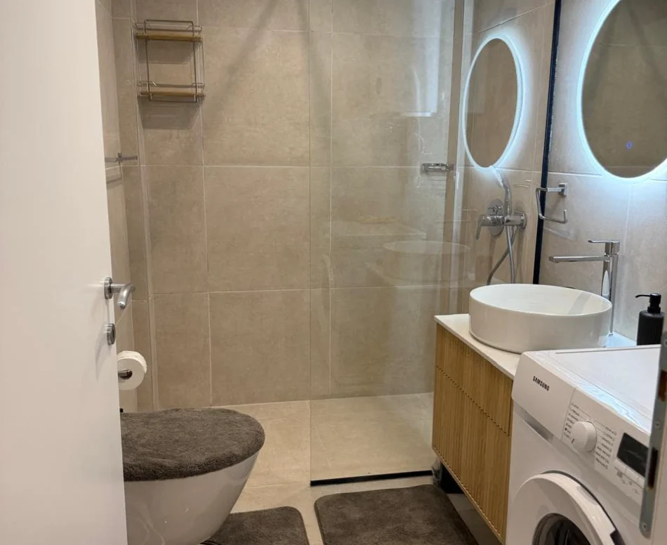 Tirane, jepet me qera apartament 1+1 Kati 1, 70 m² 600 € (Golden Park)