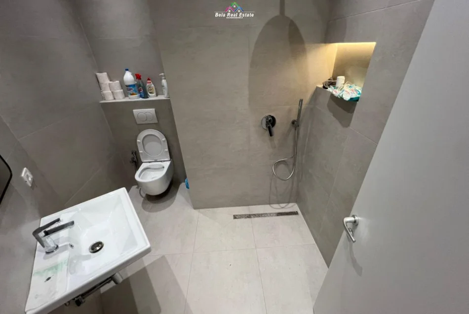Tirane, jepet me qera zyre Kati 2, 135 m² 1.350 € (Pazari i Ri)