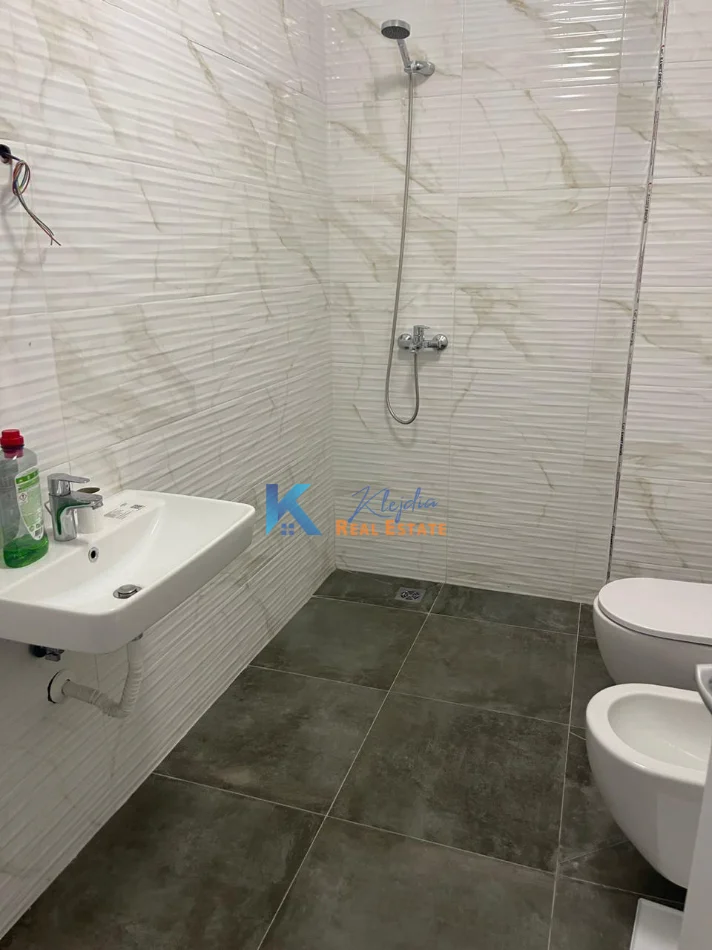 Tirane, jap me qera zyre Kati 2, 60 m² 470 € (afer Mullirit te Vjeter)