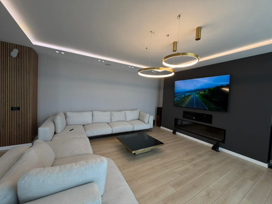 Tirane, jepet me qera apartament duplex 4+1 , 315 m² 3.200 € 