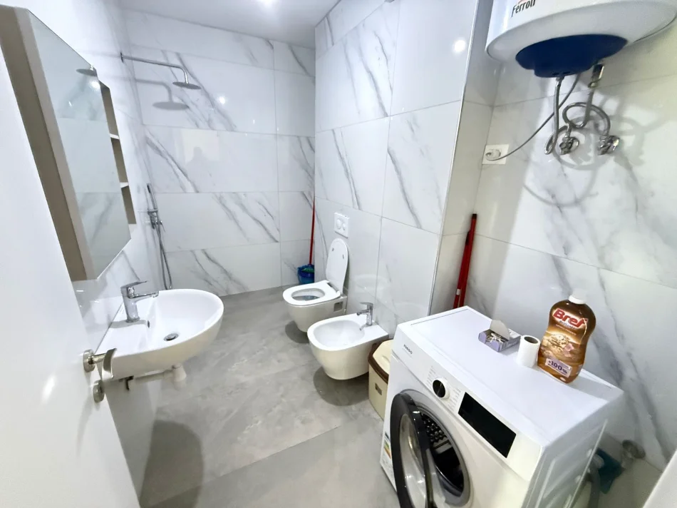 Tirane, jepet me qera apartament 1+1 Kati 10, 620 m² 630 € (Rruga Kongresi i Manastirit)