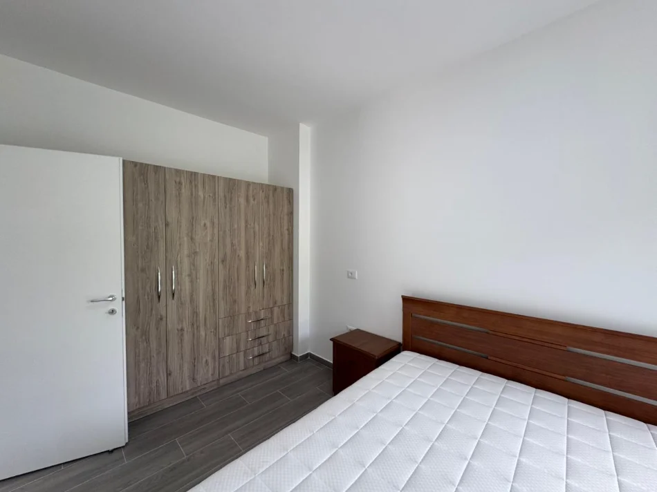 Tirane, jepet me qera apartament 2+1+Ballkon Kati 2, 120 m² 500 € (Kombinat)