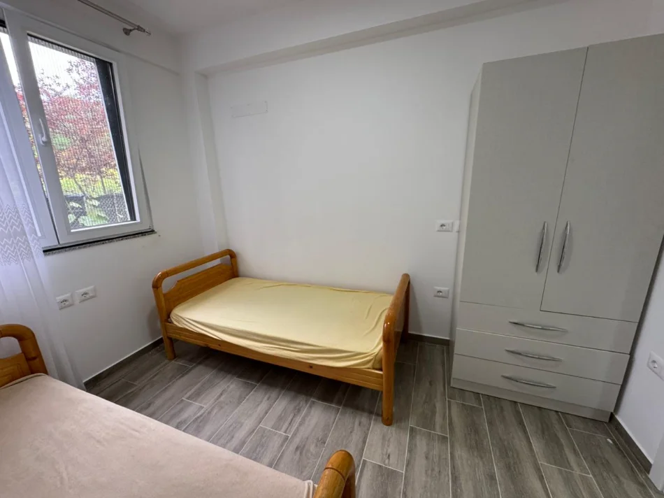 Tirane, jepet me qera apartament 2+1+Ballkon Kati 1, 124 m² 500 € (Kombinat)