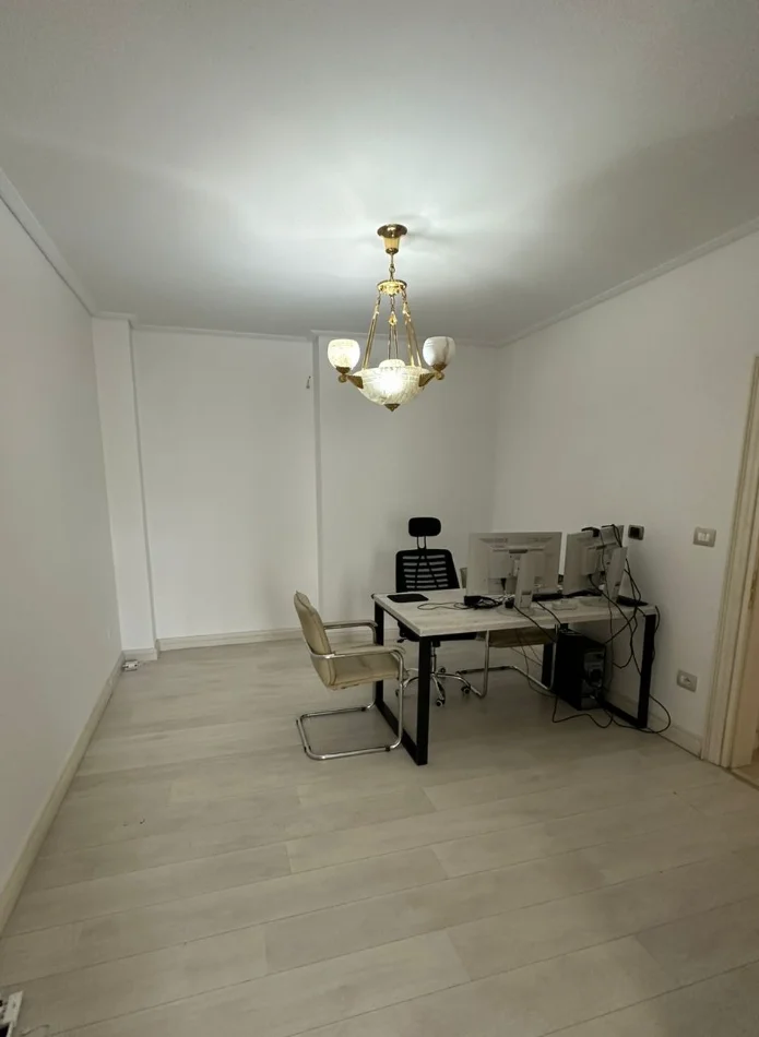 Tirane, jepet me qera zyre , 110 m² 1.000 € 