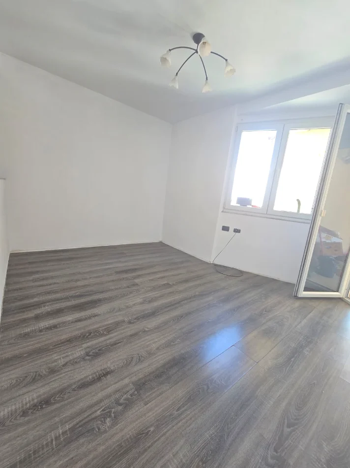 Tirane, shitet apartament 2+1+Ballkon Kati 6, 90 m² 195.000 € (Ish Fusha e Aviacionit)