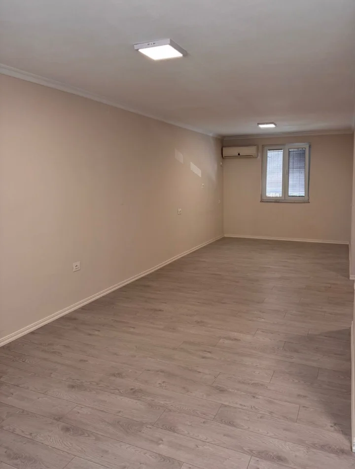 Tirane, jepet me qera zyre , 70 m² 800 € 