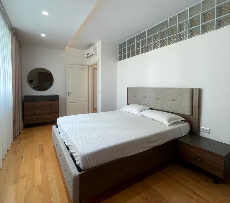 Tirane, jepet me qera apartament 3+1 , 180 m² 2.500 € 