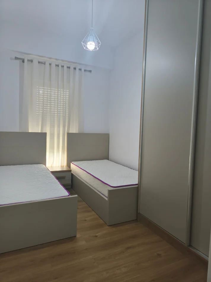 Tirane, jepet me qera apartament 2+1+Ballkon Kati 4, 98 m² 500 € (Ali Demi/Rezidenca Kaimi)
