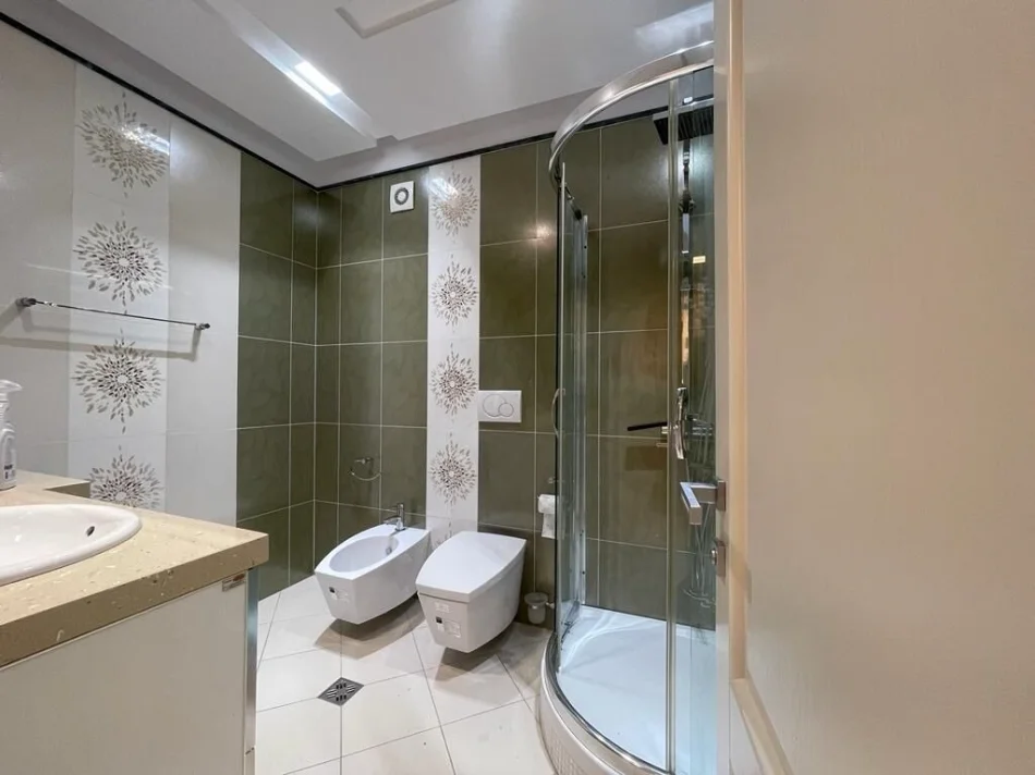 Tirane, jepet me qera apartament 3+1 , 180 m² 2.500 € (Ambasador 2, pranë Liqenit Artificial)