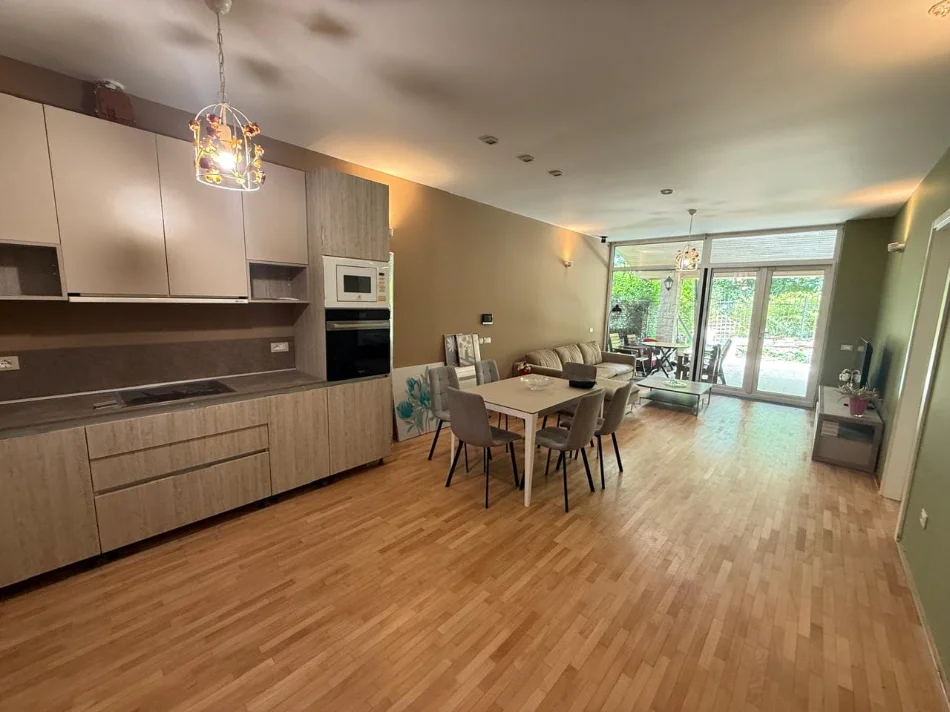 Tirane, jepet me qera apartament 2+1 Kati 0, 160 m² 1.000 € (Teg)