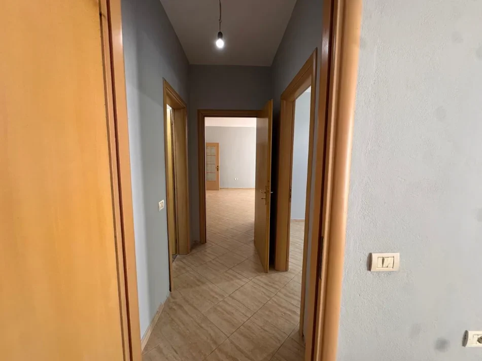 Tirane, jepet me qera zyre Kati 2, 65 m² 470 € (kodra e diellit 1)