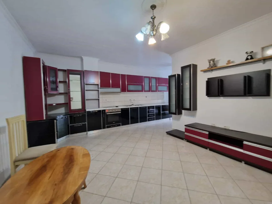 Tirane, shes apartament 2+1 Kati 1, 92 m² 145.000 € (Rruga Foto Xhavella)