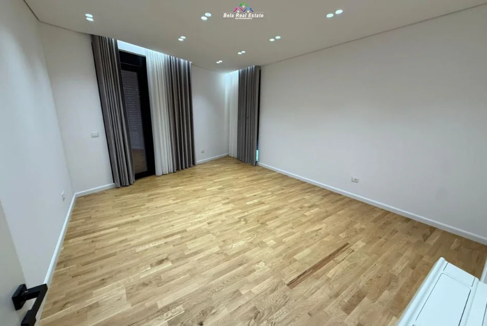Tirane, jepet me qera Vile 3+1 Kati 3, 290 m² 3.200 € (Rruga e Vilave)