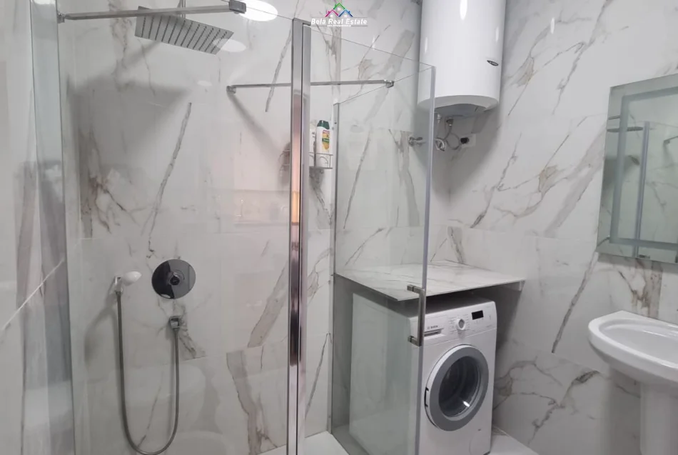 Tirane, jepet me qera apartament 1+1 Kati 10, 60 m² 940 € (Rruga e Barrikadave)