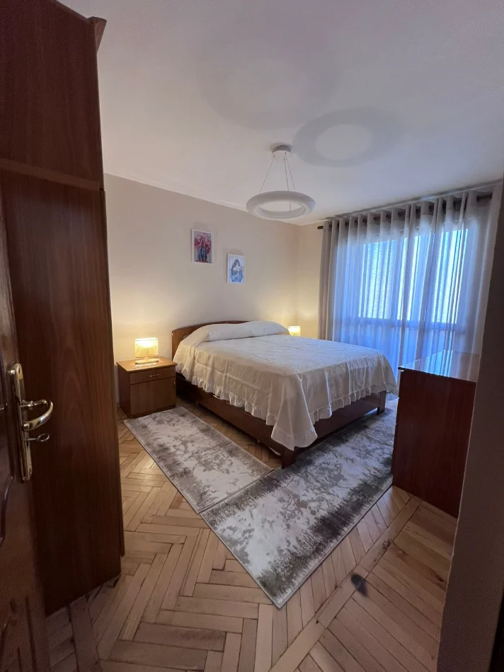 Tirane, jepet me qera apartament 2+1+Ballkon Kati 4, 78 m² 800 € (Rruga Pjeter Budi)